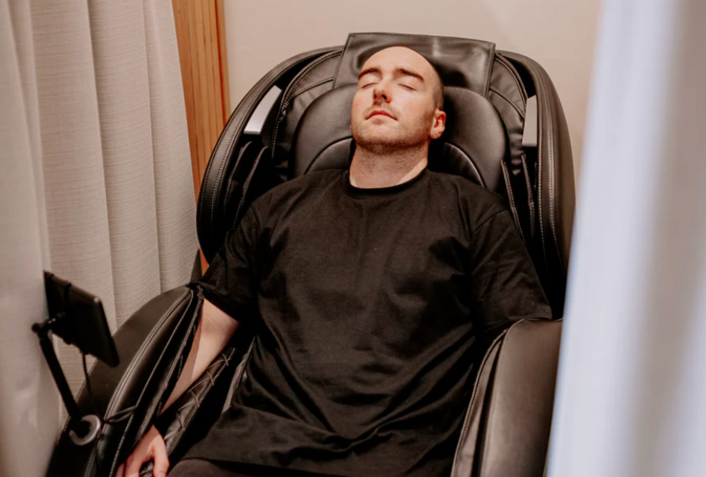 RecoveryMassageChair_AndrewCloseup.png__PID:bba6d7cb-58e5-4a9a-96ff-47f7432f0ac9